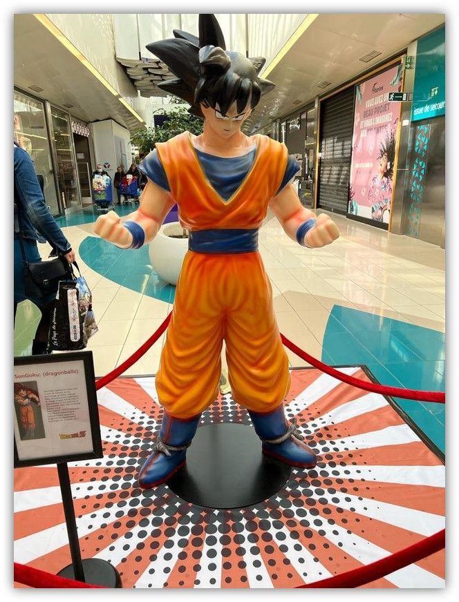 Una estatua de Goku de Dragon Ball Z en un centro comercial.