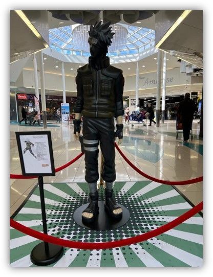 Una estatua de un hombre parado en un centro comercial.