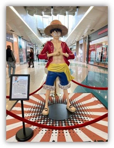 Una estatua de Luffy de One Piece se exhibe en un centro comercial.
