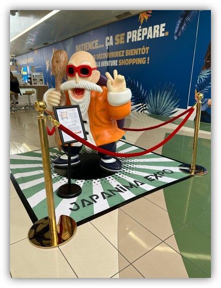 Una estatua de un hombre con barba y gafas de sol está sobre una alfombra que dice Japón.