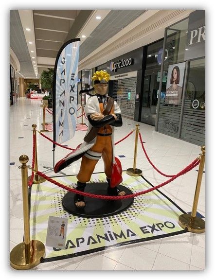 Una estatua de Naruto está en exhibición en un centro comercial.