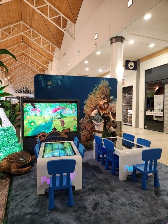 Una habitación con una mesa y sillas.