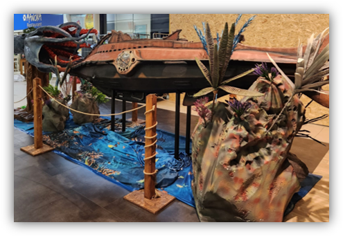 Una gran escultura de un tiburón está sentada sobre una mesa en una habitación.