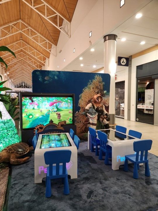 Una mesa y sillas para niños en un centro comercial.