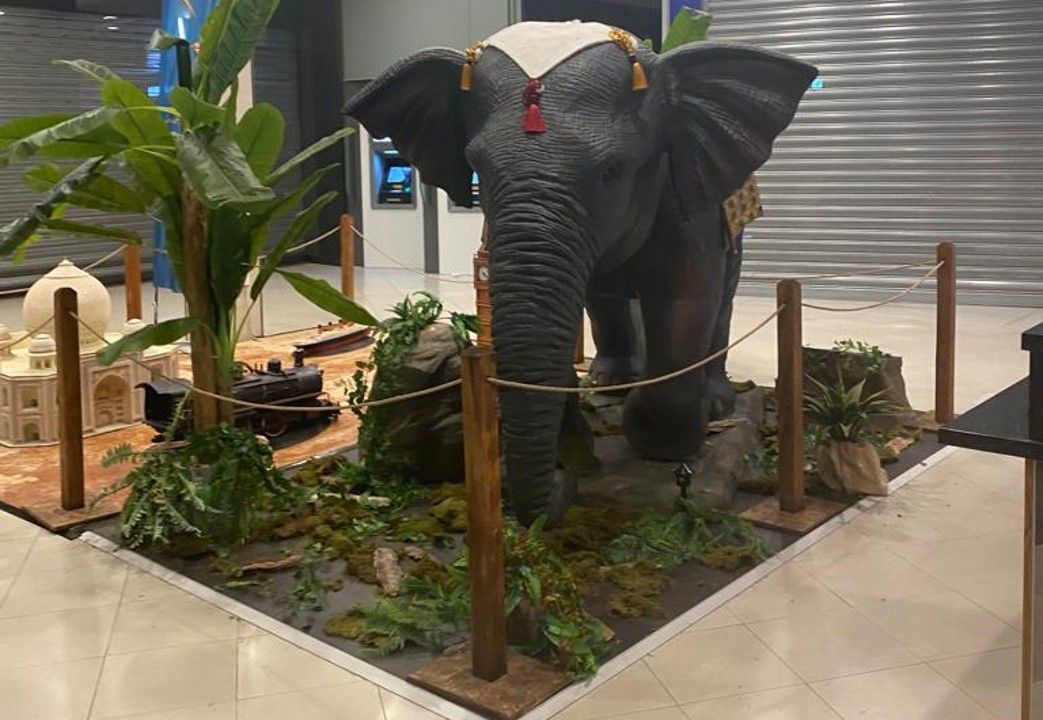 Una gran estatua de elefante está sentada en una esquina de un edificio.