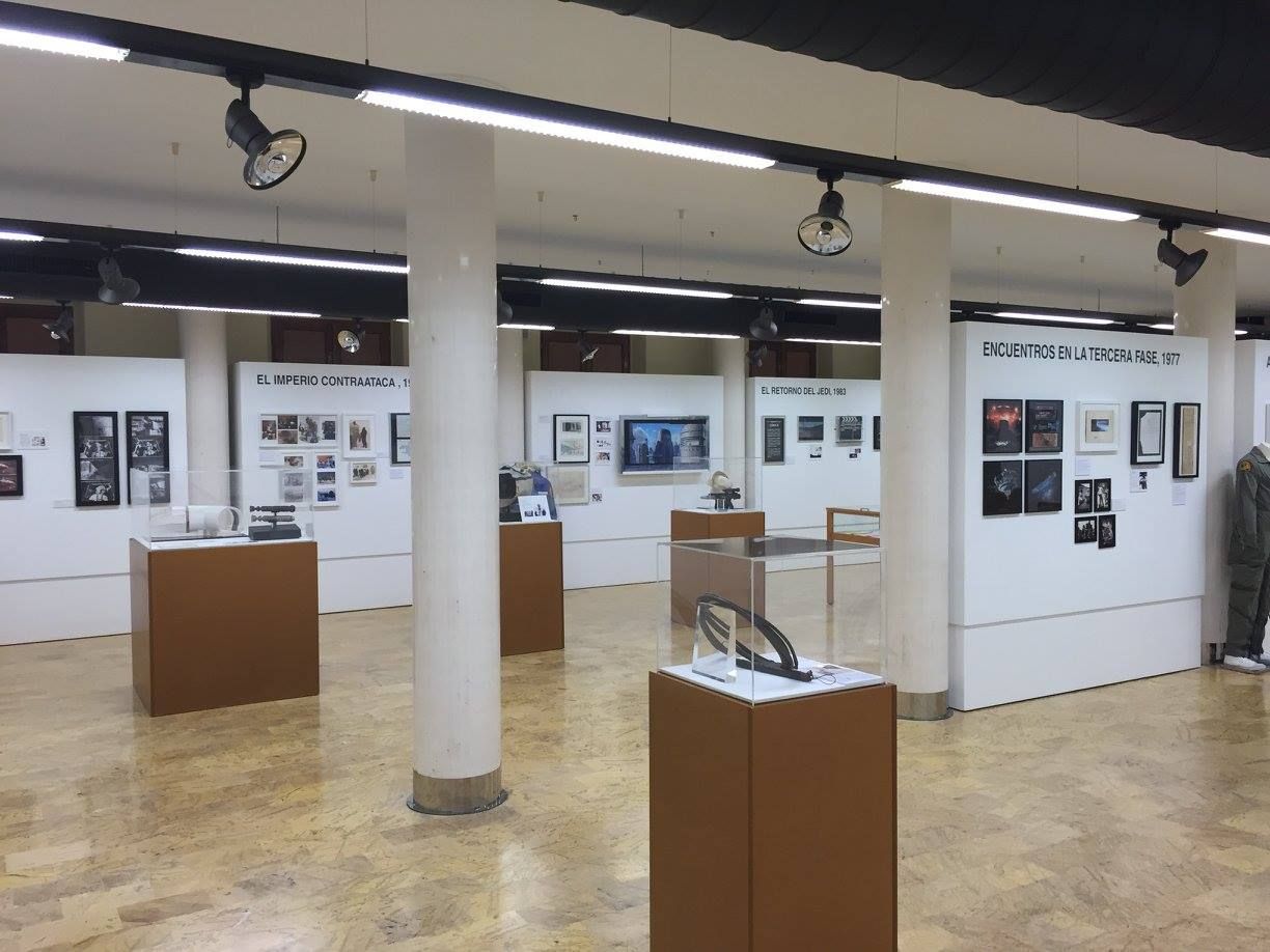 Una gran sala con muchas exhibiciones en las paredes.