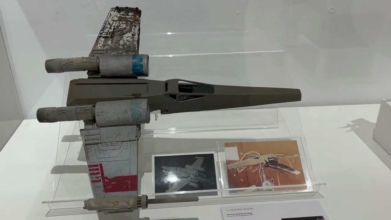 Un modelo de un avión de combate X-Wing de Star Wars está en exhibición en un museo.