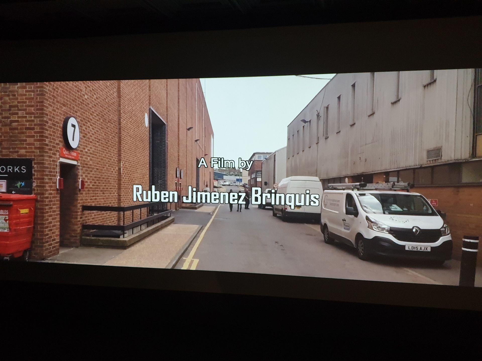 Una camioneta blanca está estacionada al costado de la carretera