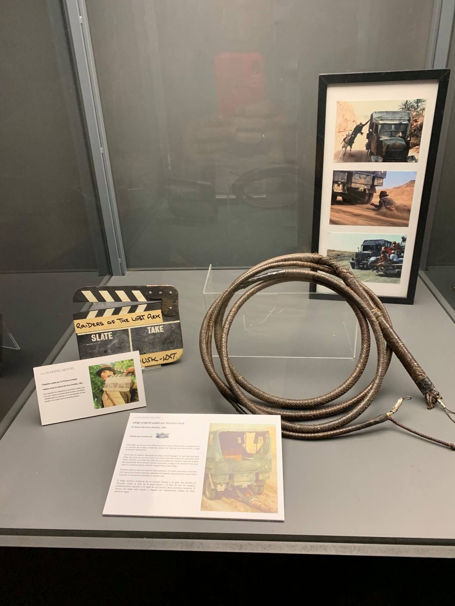 Un látigo está sobre una mesa al lado de una claqueta.