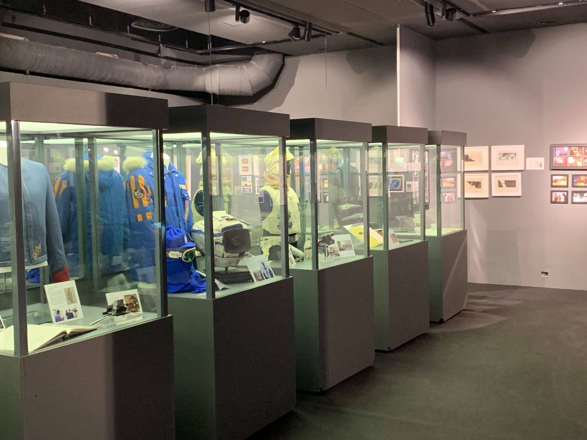 Una fila de vitrinas de cristal llenas de diversos artículos en un museo.