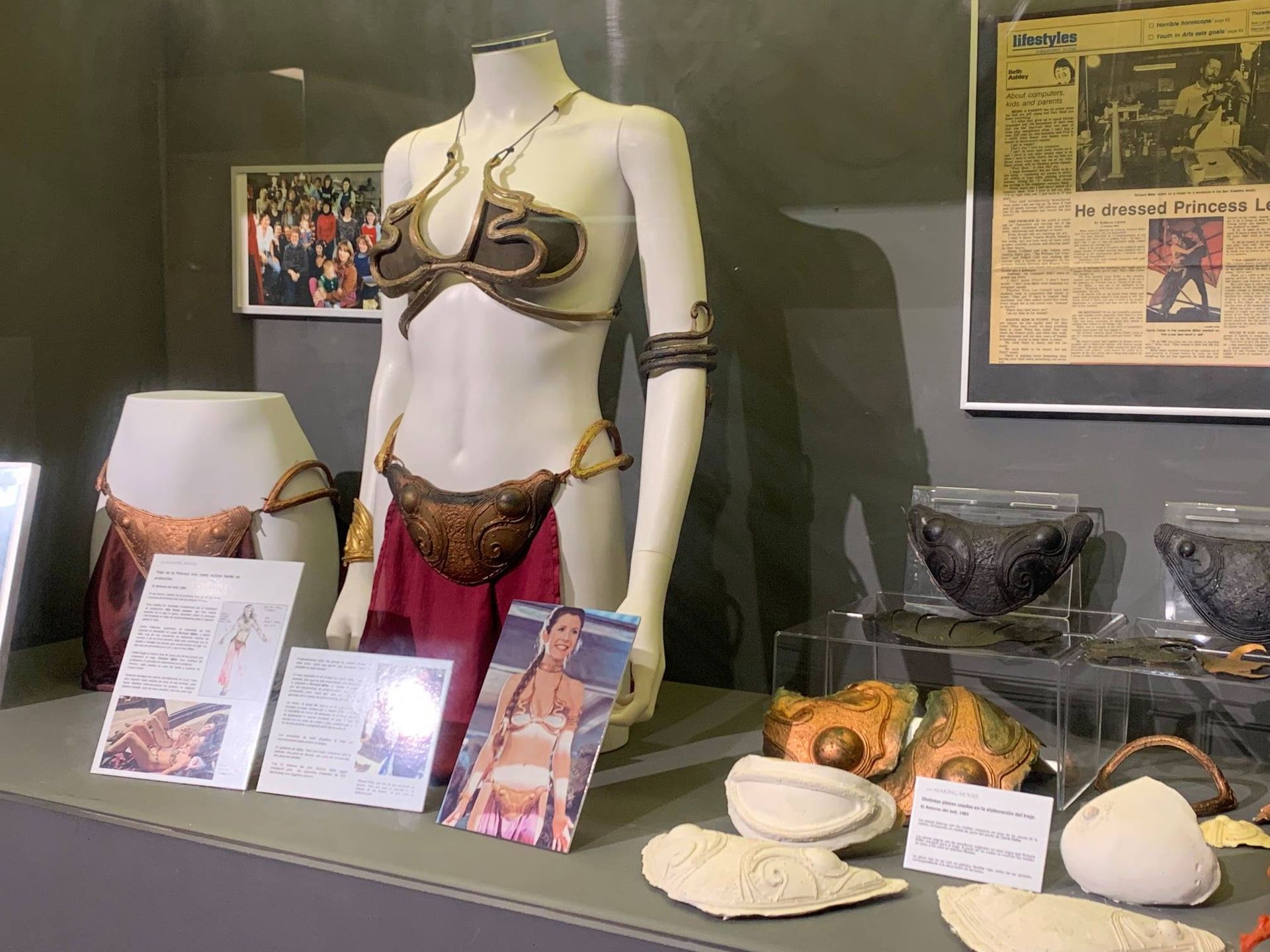 Un maniquí con bikini está expuesto en un museo.