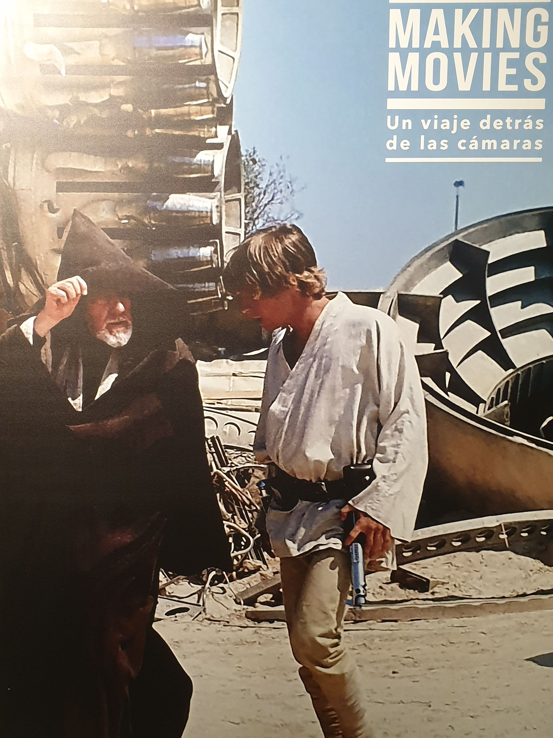 Un cartel para hacer películas con dos hombres en él.