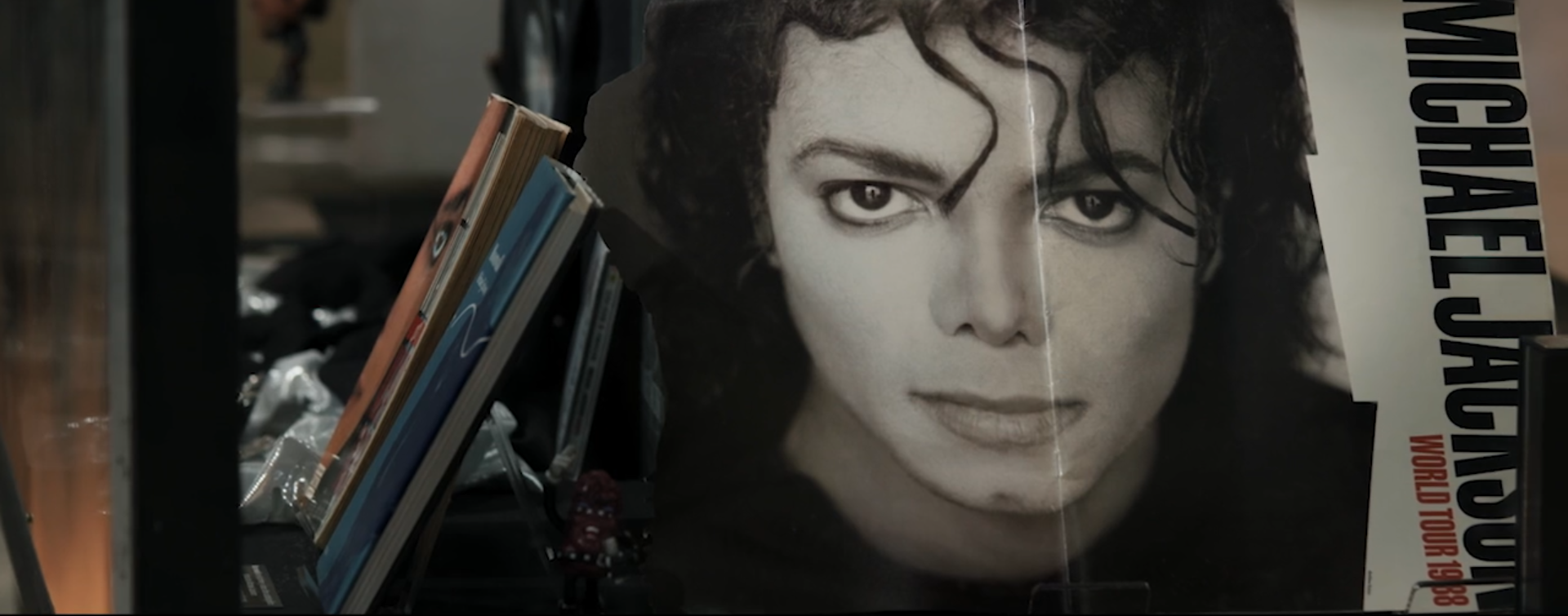 Un libro de Michael Jackson se encuentra en un estante con otros libros.