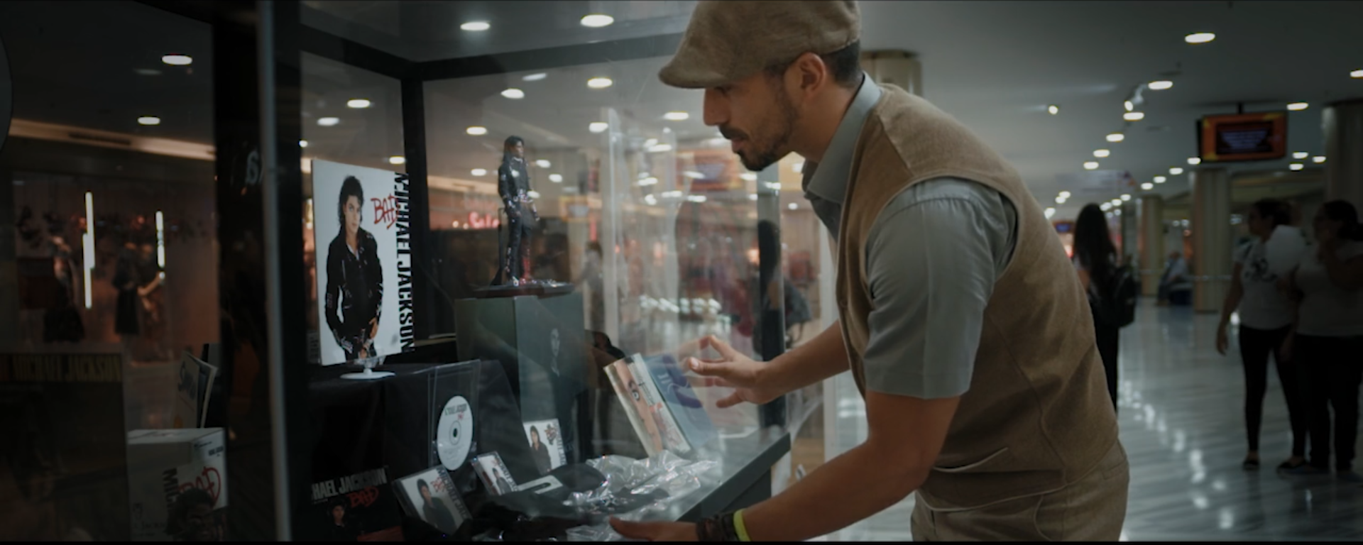 Un hombre está mirando una vitrina en una tienda.