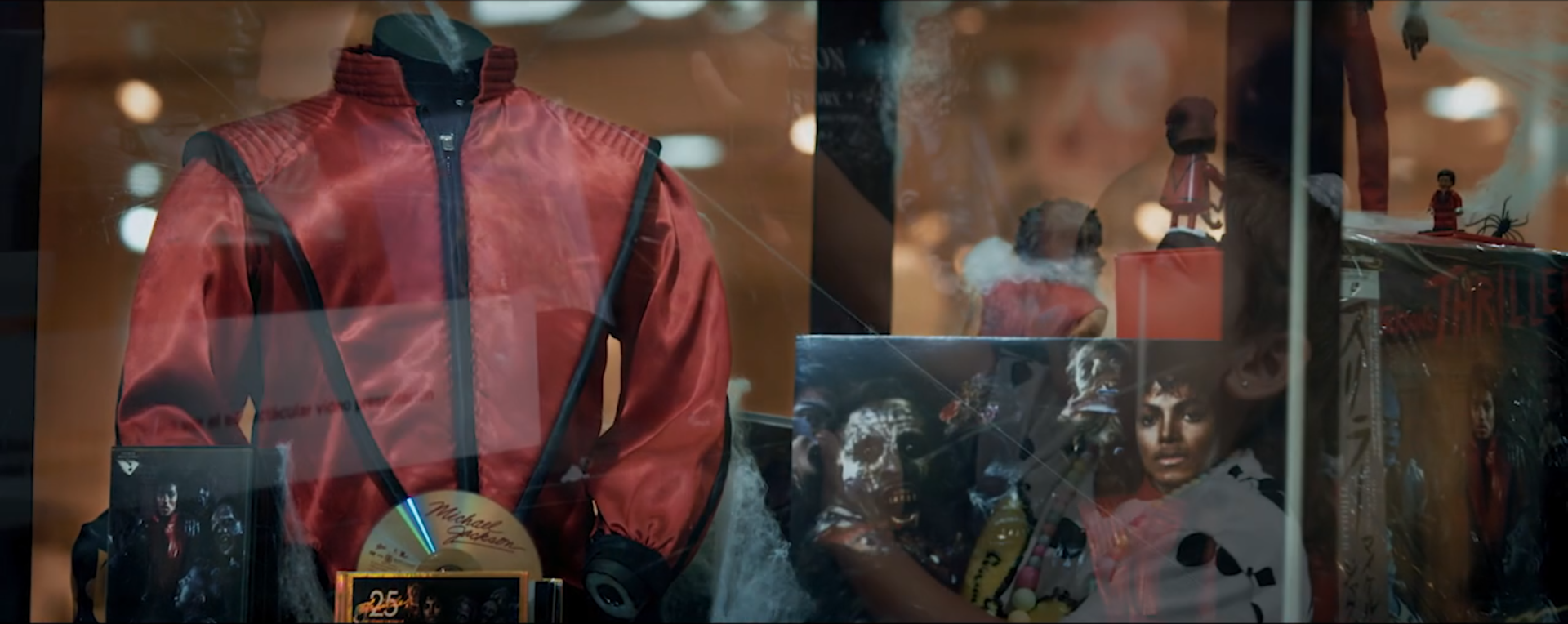 En el escaparate de una tienda se exhibe una chaqueta roja.