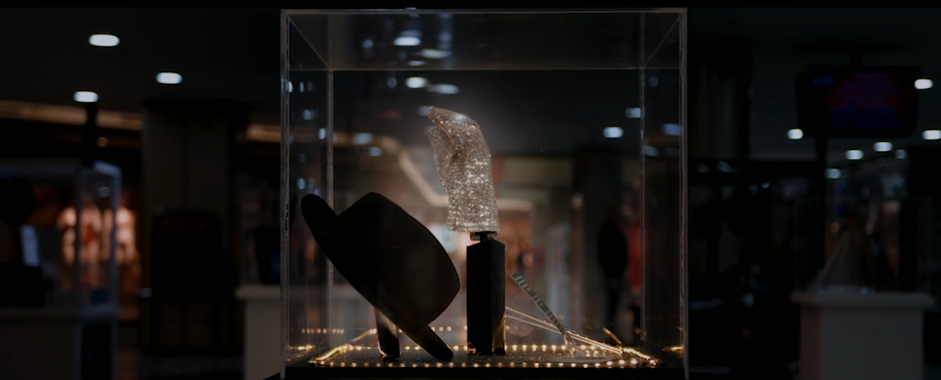 Una estatua de un hombre está sentada en una vitrina en un museo.