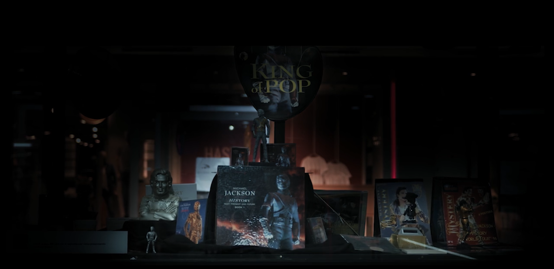 Un trofeo está sentado encima de una mesa en una habitación oscura.