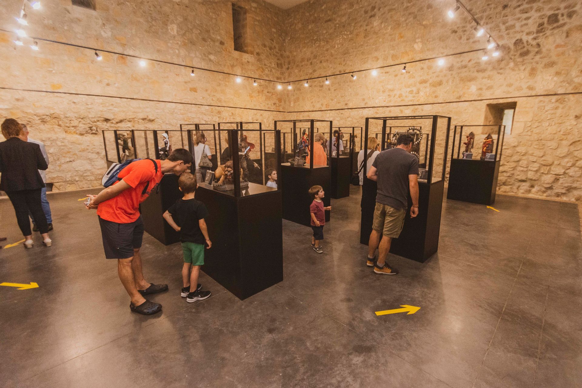 Un grupo de personas está mirando exhibiciones en un museo.