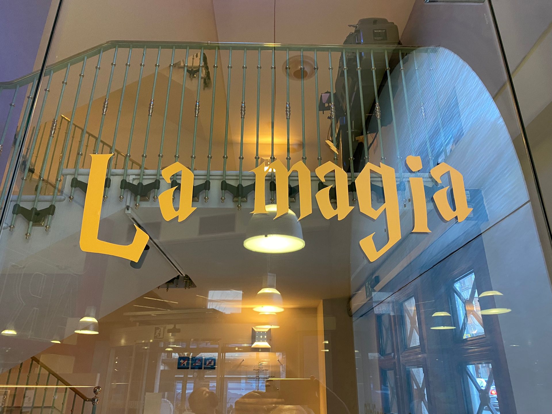 Una puerta de vidrio con la palabra la magia escrita en ella.