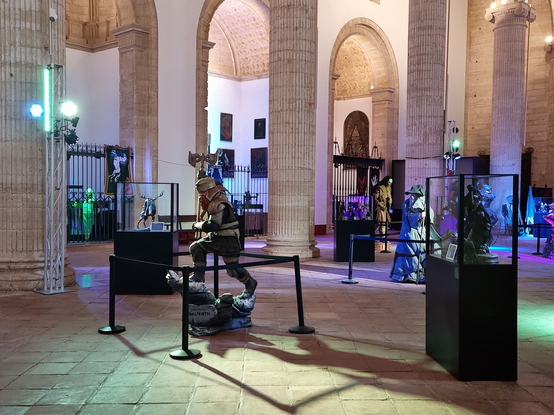 Hay una estatua de un hombre con una corona en el medio de la habitación.