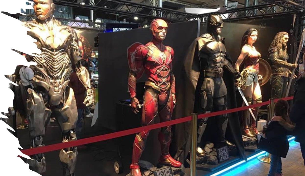 Un grupo de estatuas de personajes de la Liga de la Justicia se exhiben en una convención.