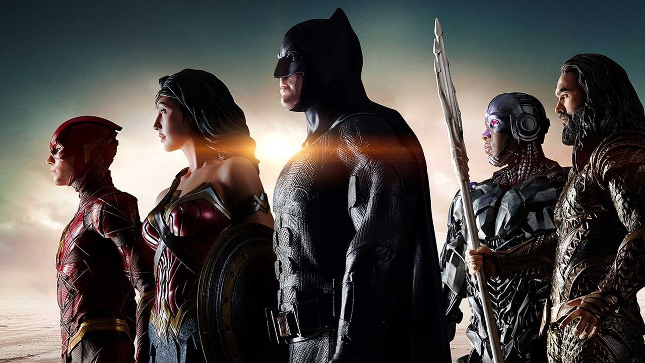 Un grupo de personajes de la Liga de la Justicia parados uno al lado del otro.