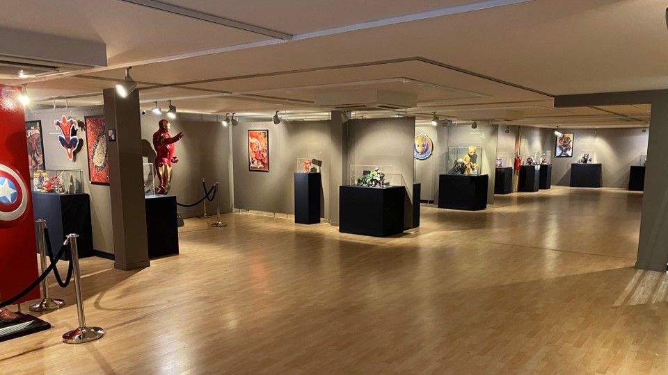 Una gran sala con muchas esculturas en exhibición en un museo.