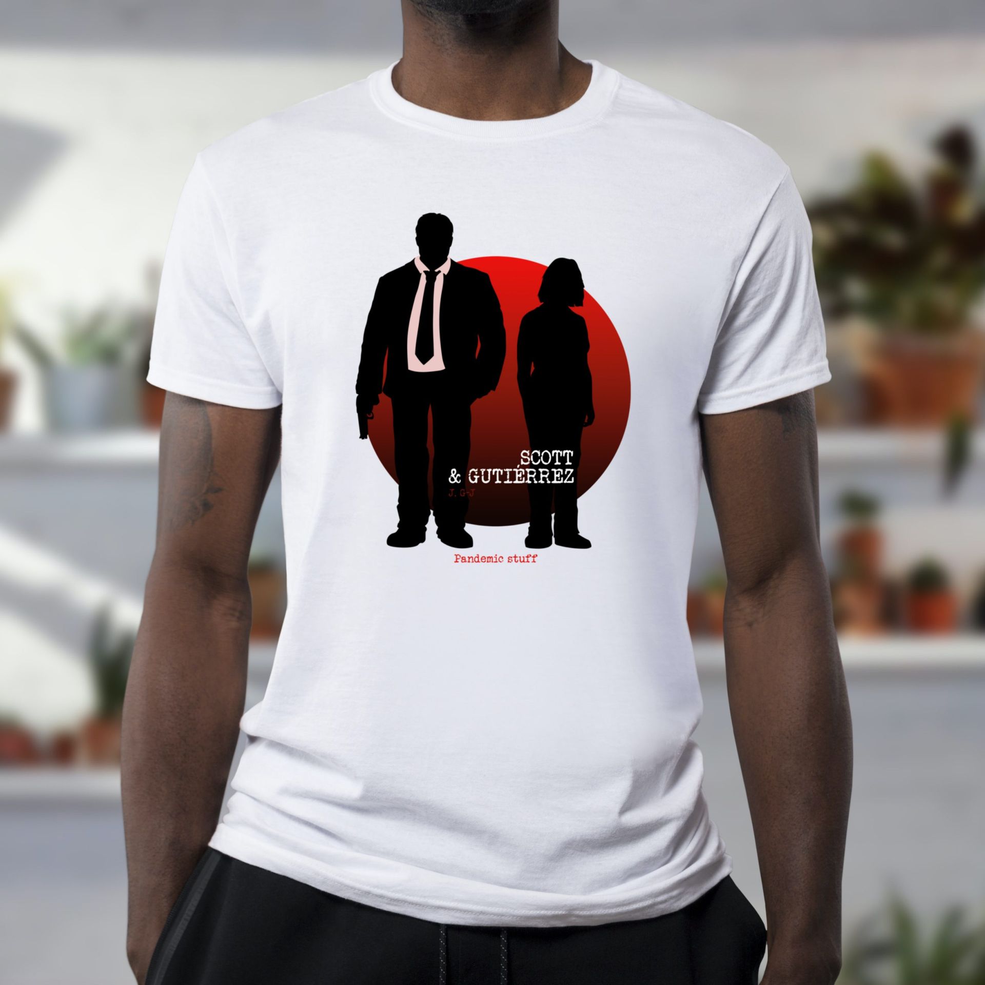 Un hombre lleva una camiseta blanca con la imagen de un hombre y una mujer.