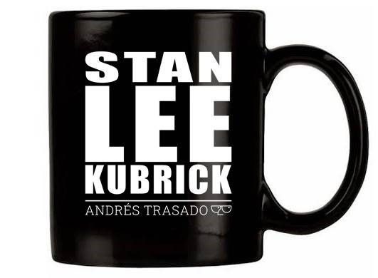 Una taza negra que dice Stan Lee Kubrick.