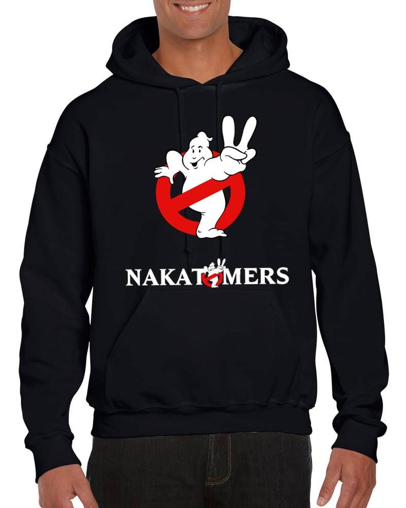 Un hombre lleva una sudadera negra con capucha que dice nakatimers