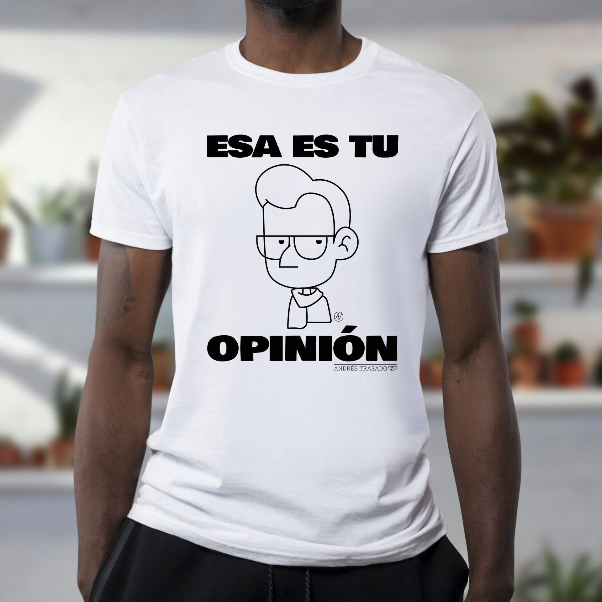 Un hombre que lleva una camiseta blanca que dice