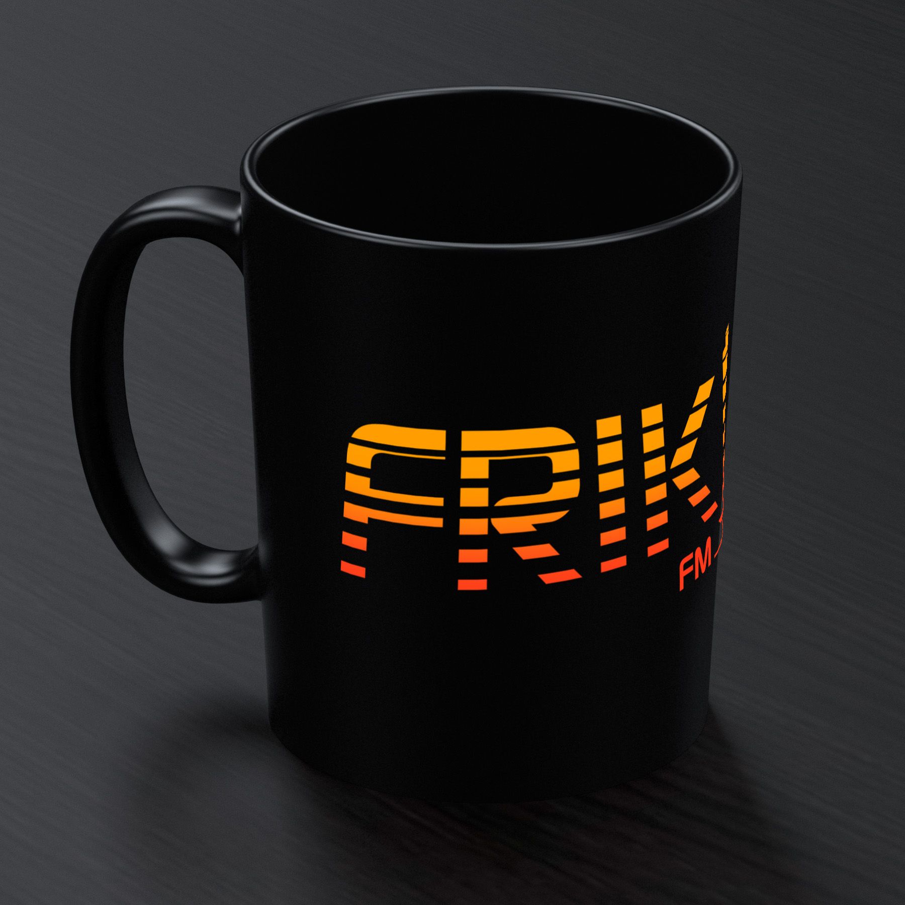 Una taza de café negra con la palabra frik escrita en ella