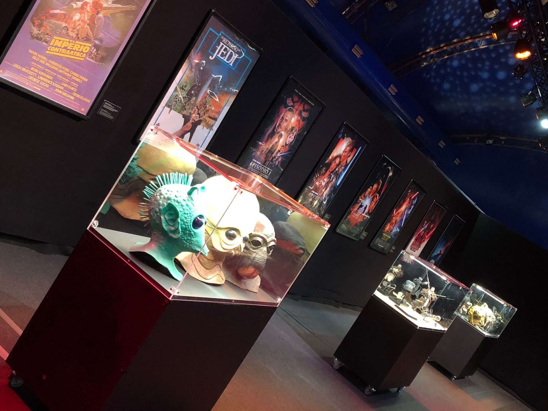 Una habitación con muchos carteles en la pared.