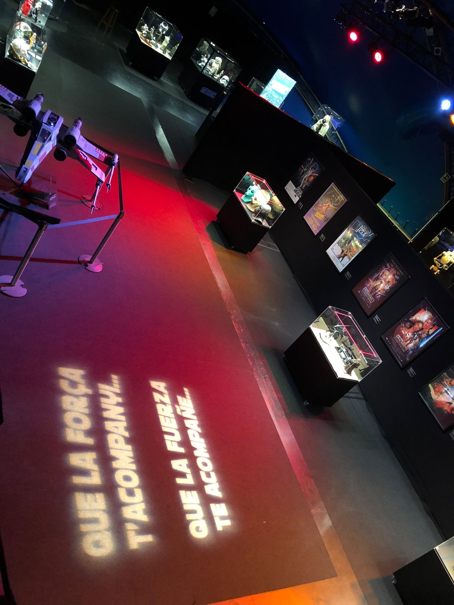 Una habitación con un cartel que dice que la forca t'acompany