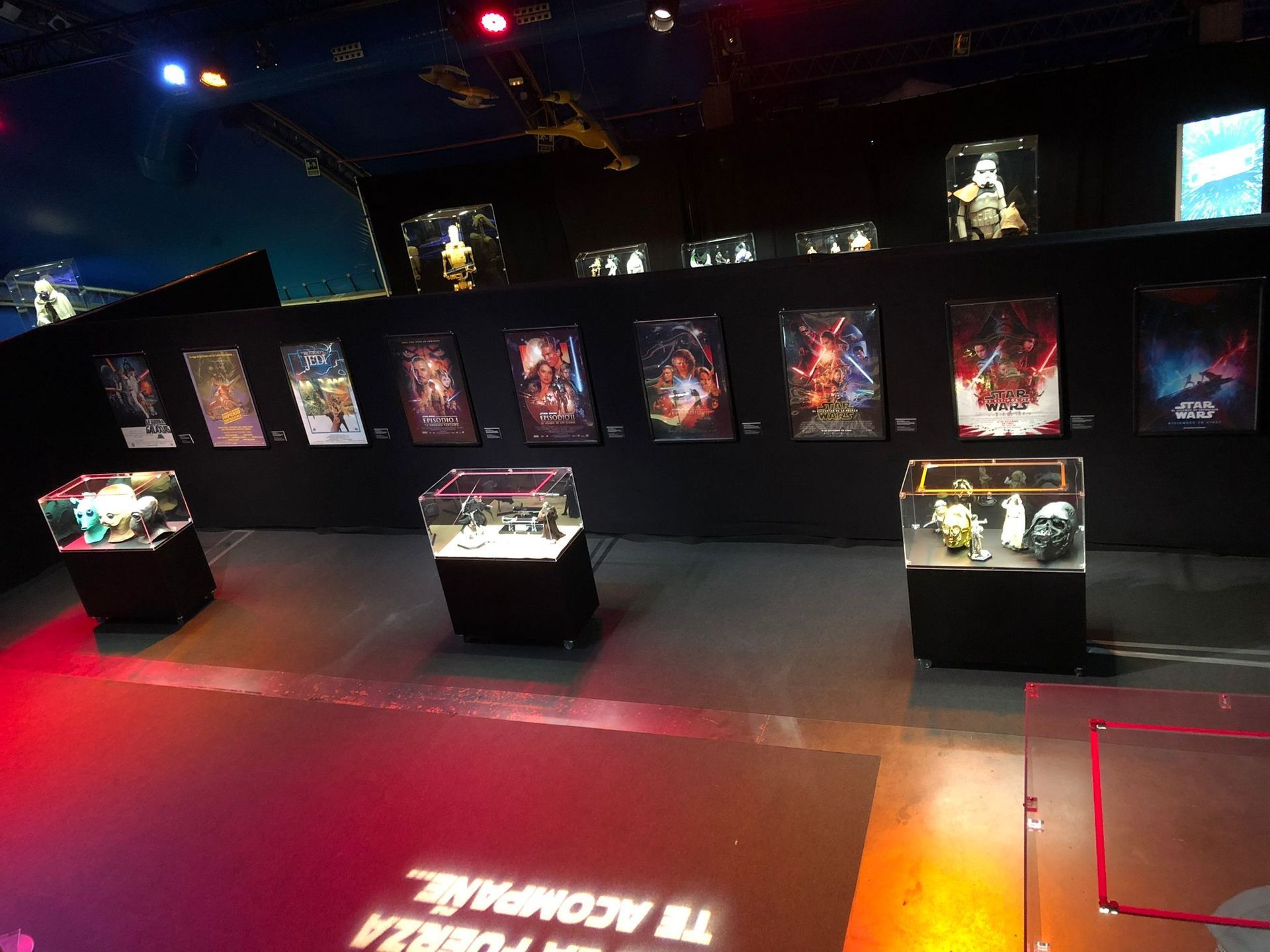 Una habitación con muchos carteles en la pared.