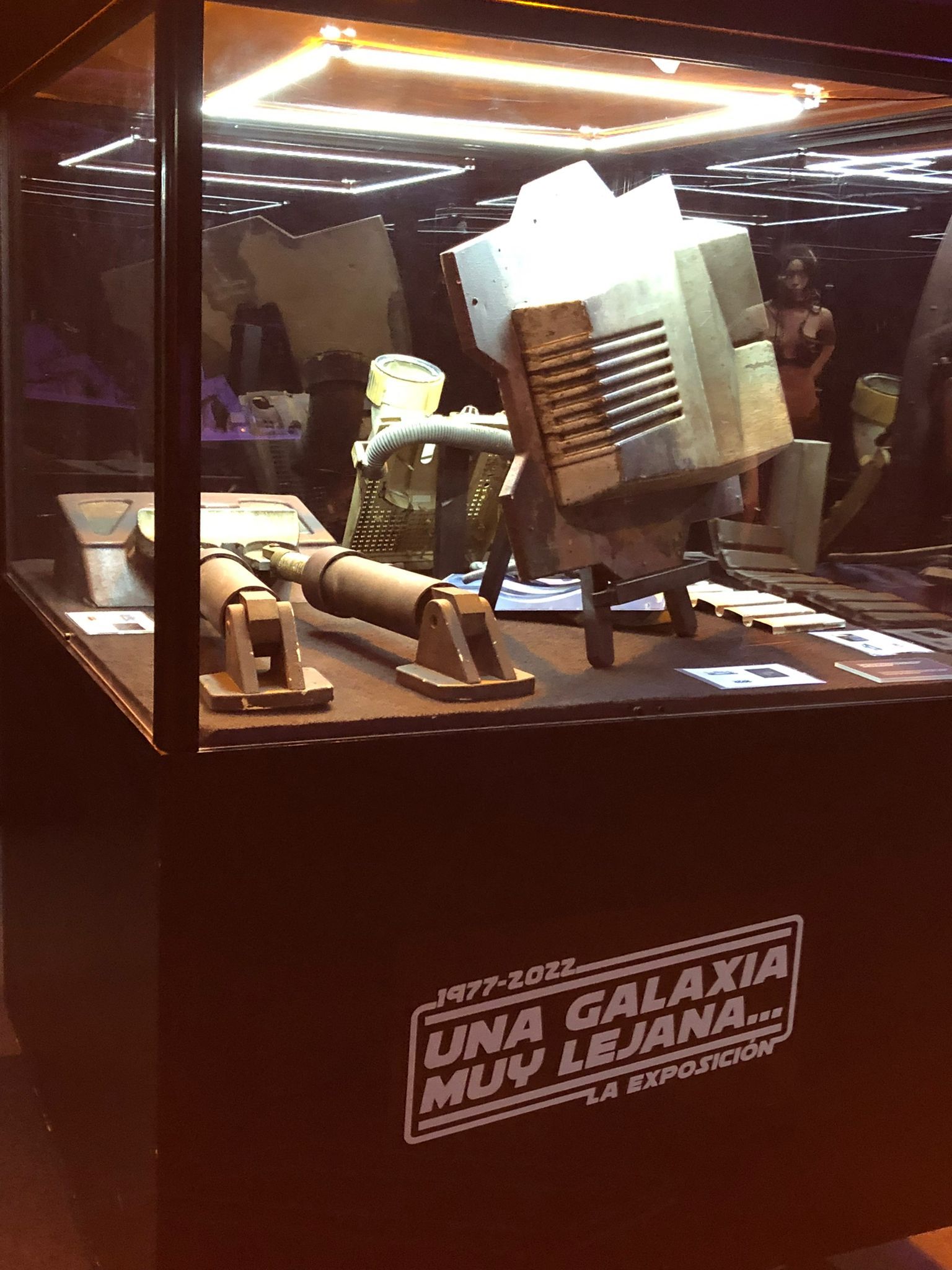 A display case with a sign that says una galaxia muy lejana