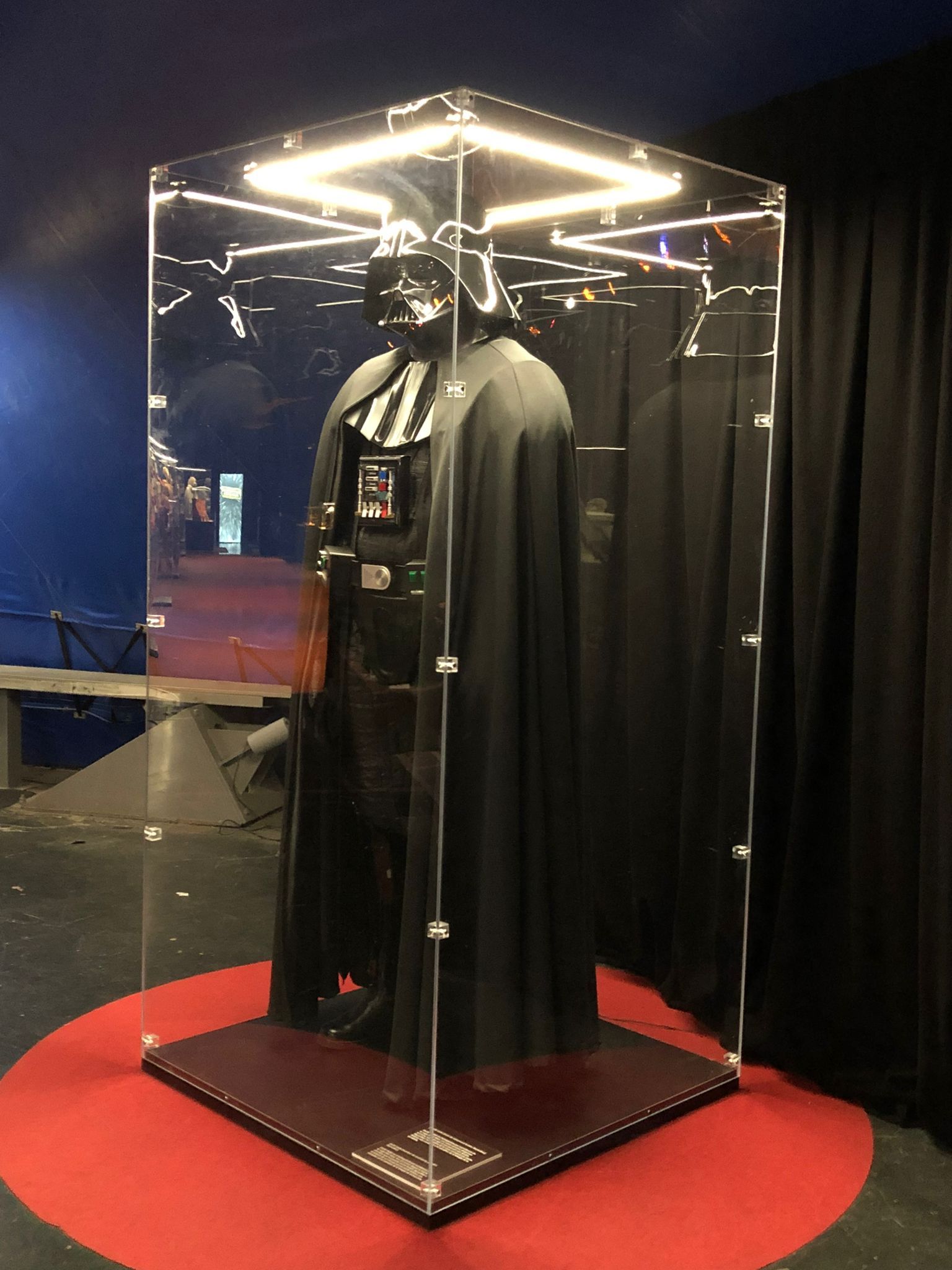 Un disfraz de Darth Vader se exhibe en una vitrina.