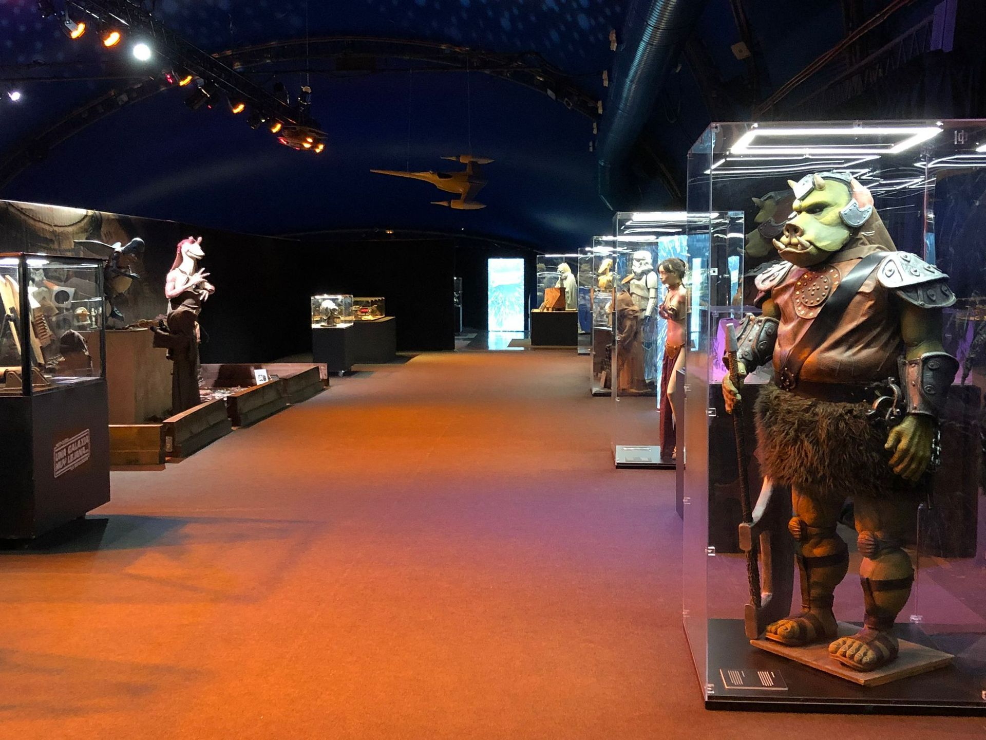 Una gran sala con muchas estatuas en exhibición.