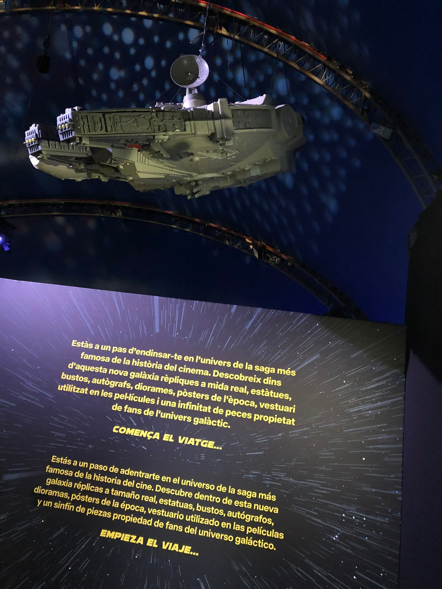 Un modelo del Halcón Milenario volando por el espacio.