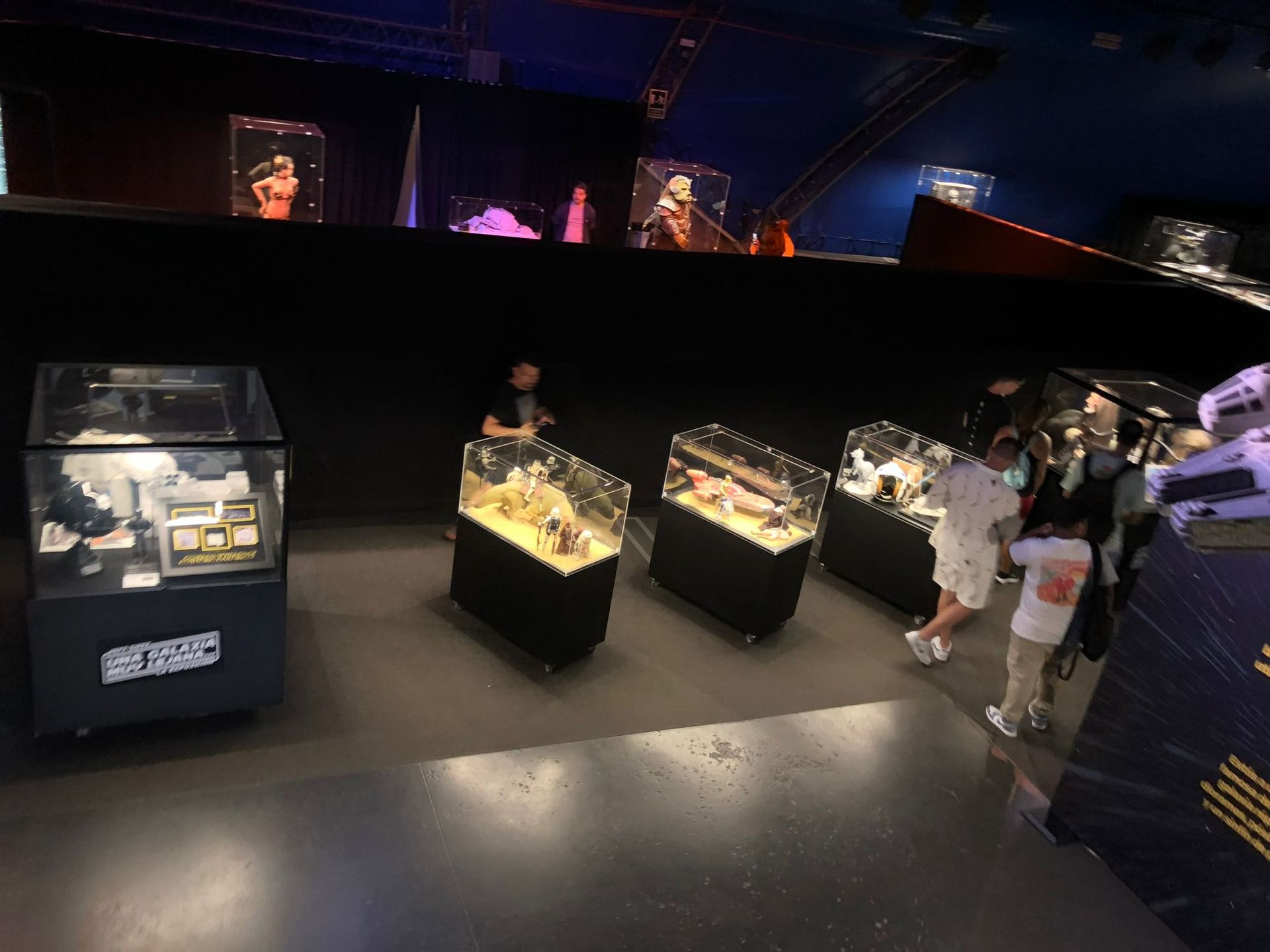 Un grupo de personas está mirando exhibiciones en un museo.