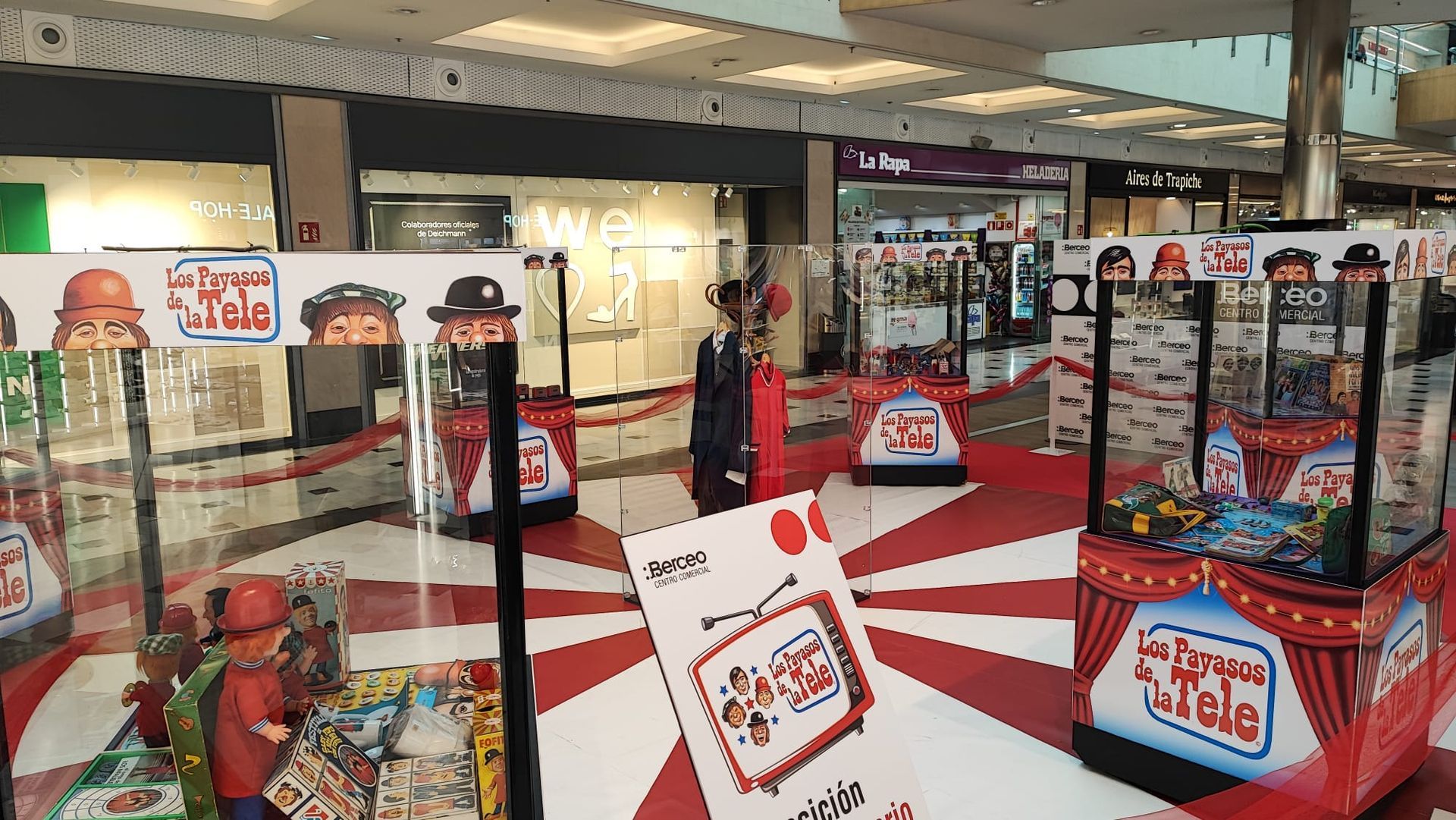 Una exhibición de carnaval en un centro comercial con un piso de rayas rojas y blancas.
