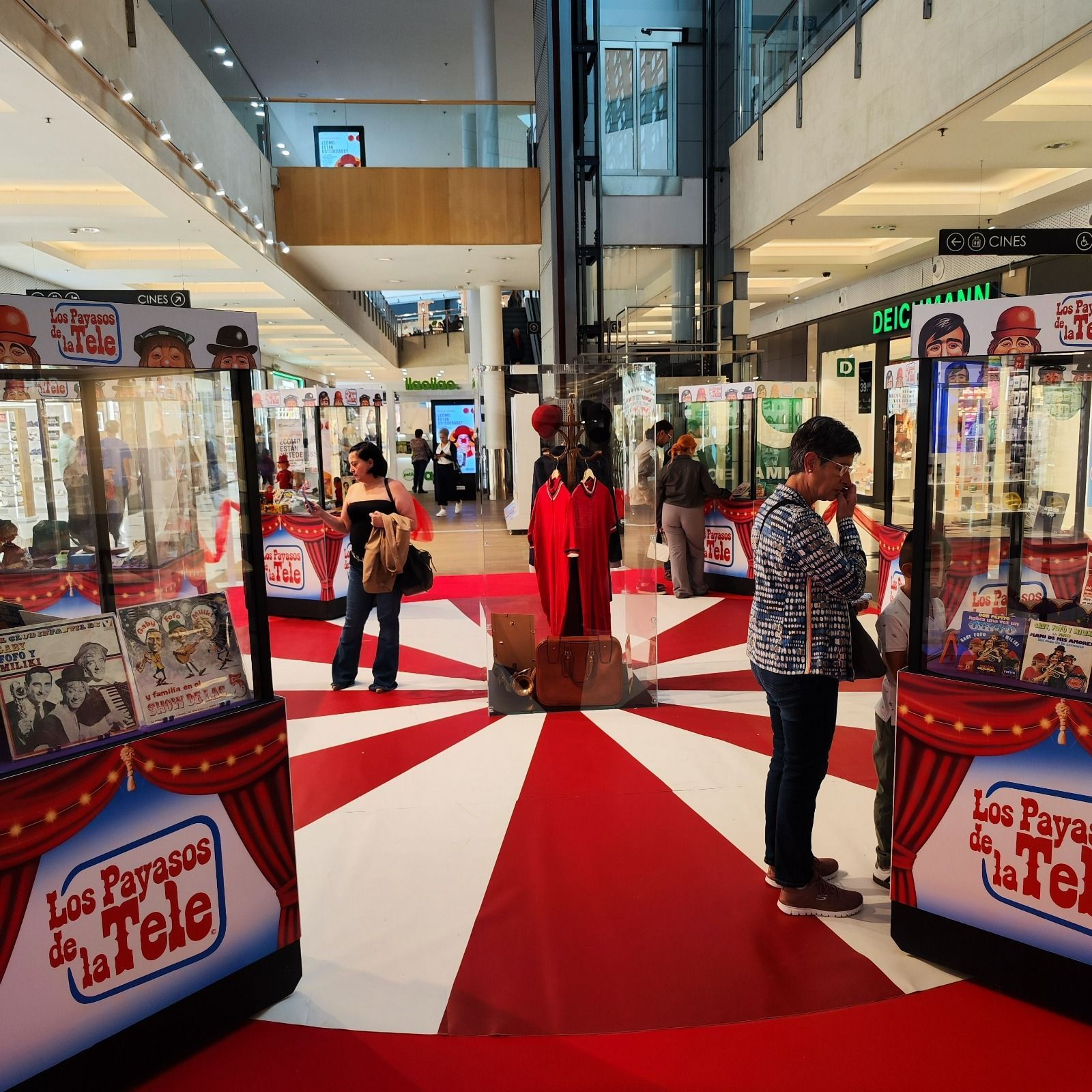 Un hombre se para frente a una cabina que dice los payasos de la tele
