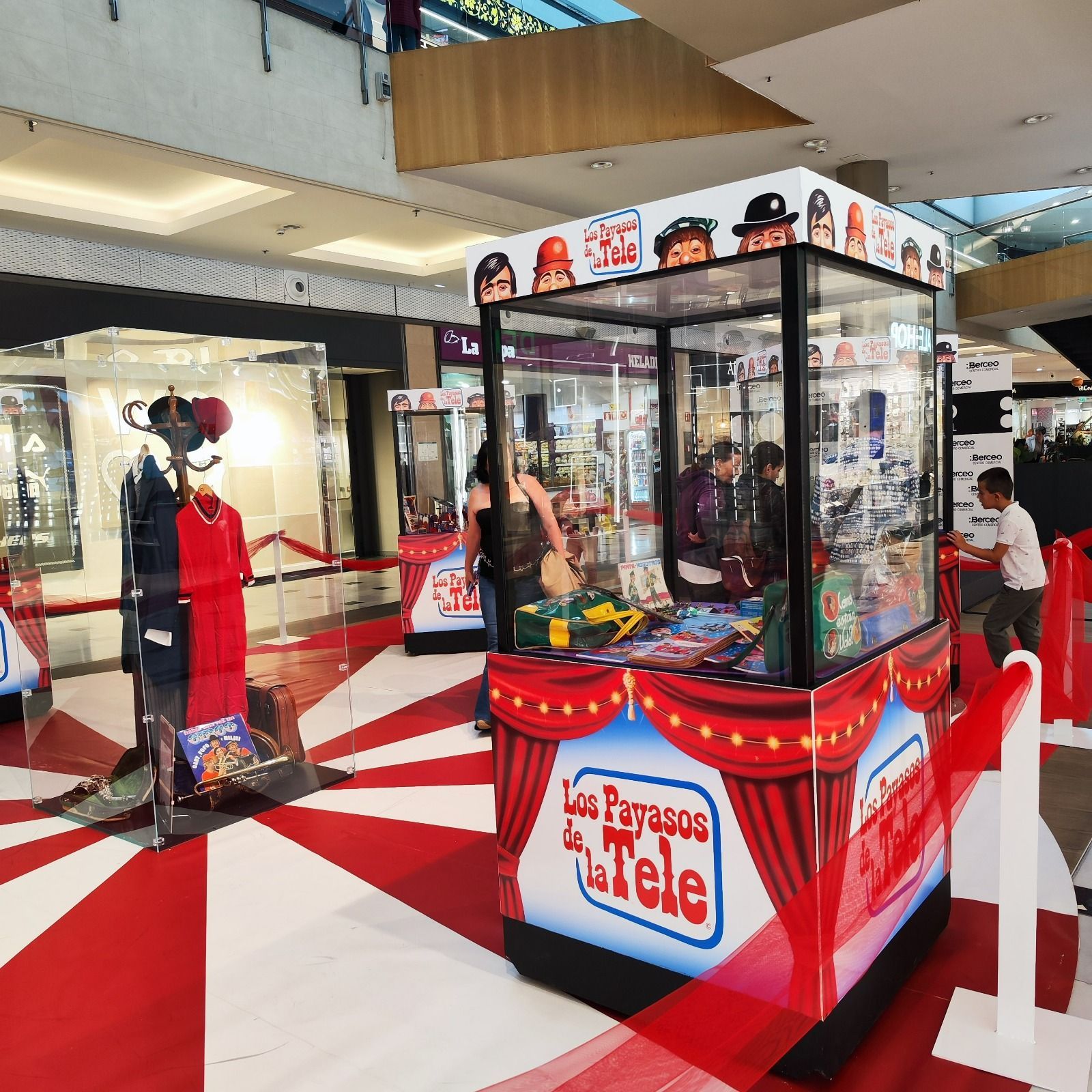 Una tienda con un cartel que dice los forrados de tele