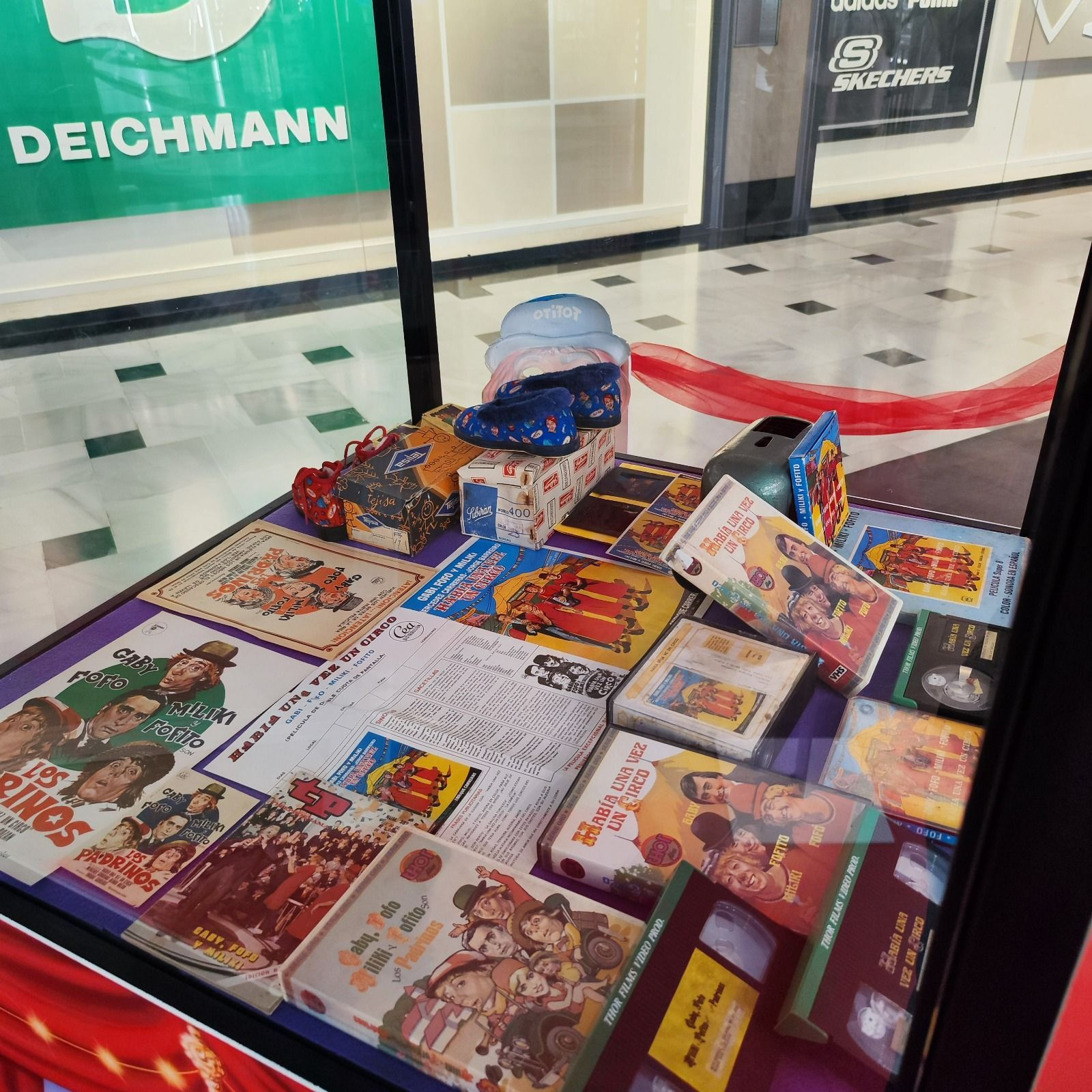 Una vitrina con un cartel que dice Deichmann