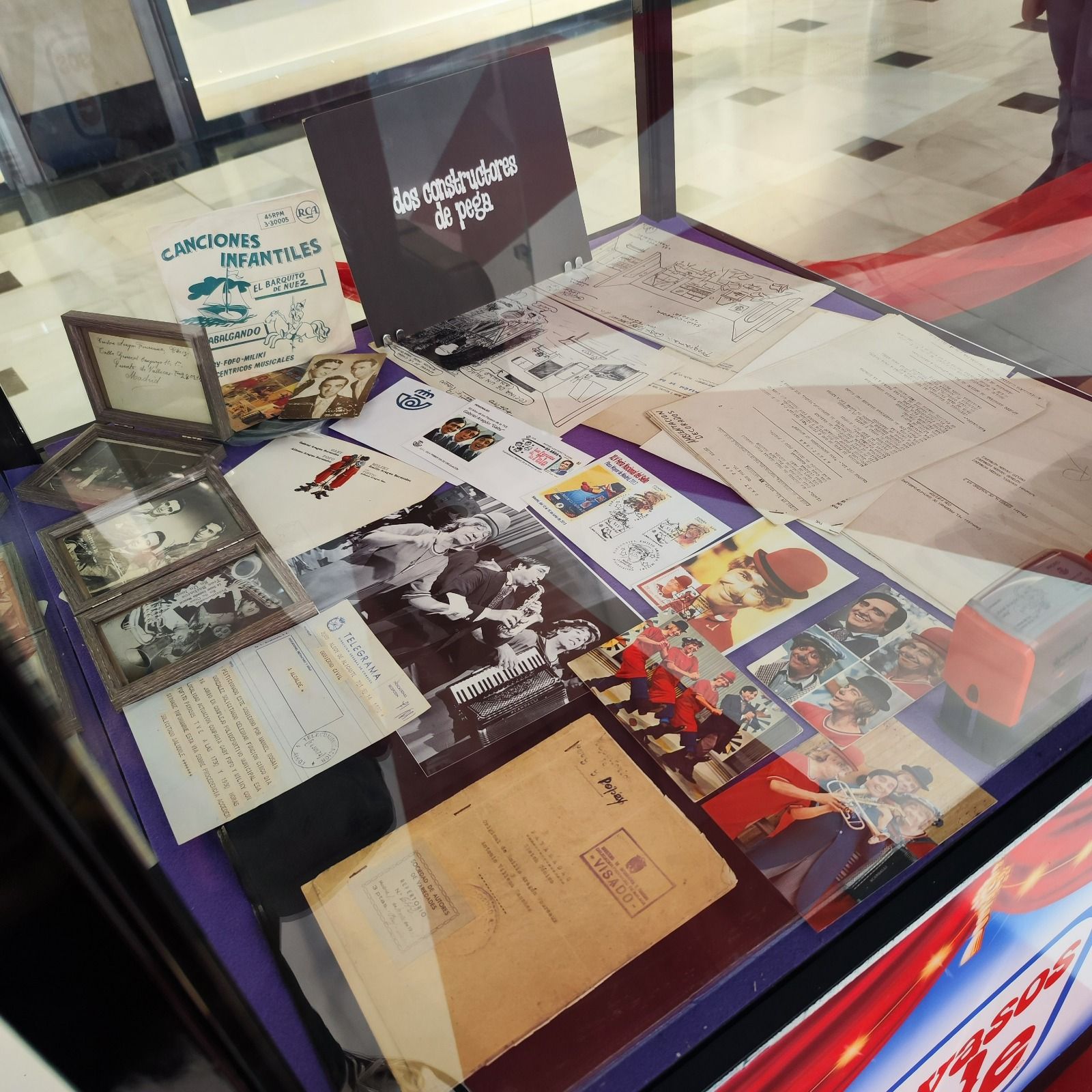 Una vitrina con un cartel que dice