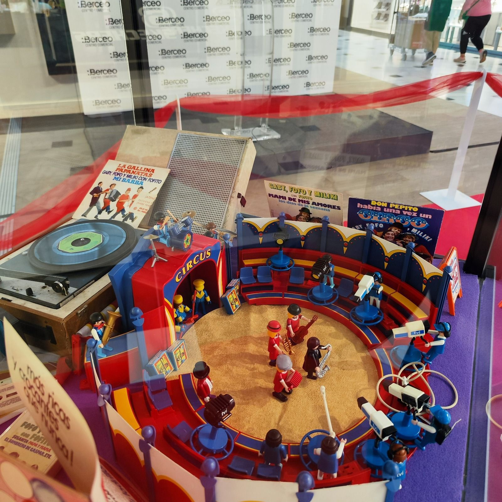Una maqueta de un circo se exhibe en una vitrina.