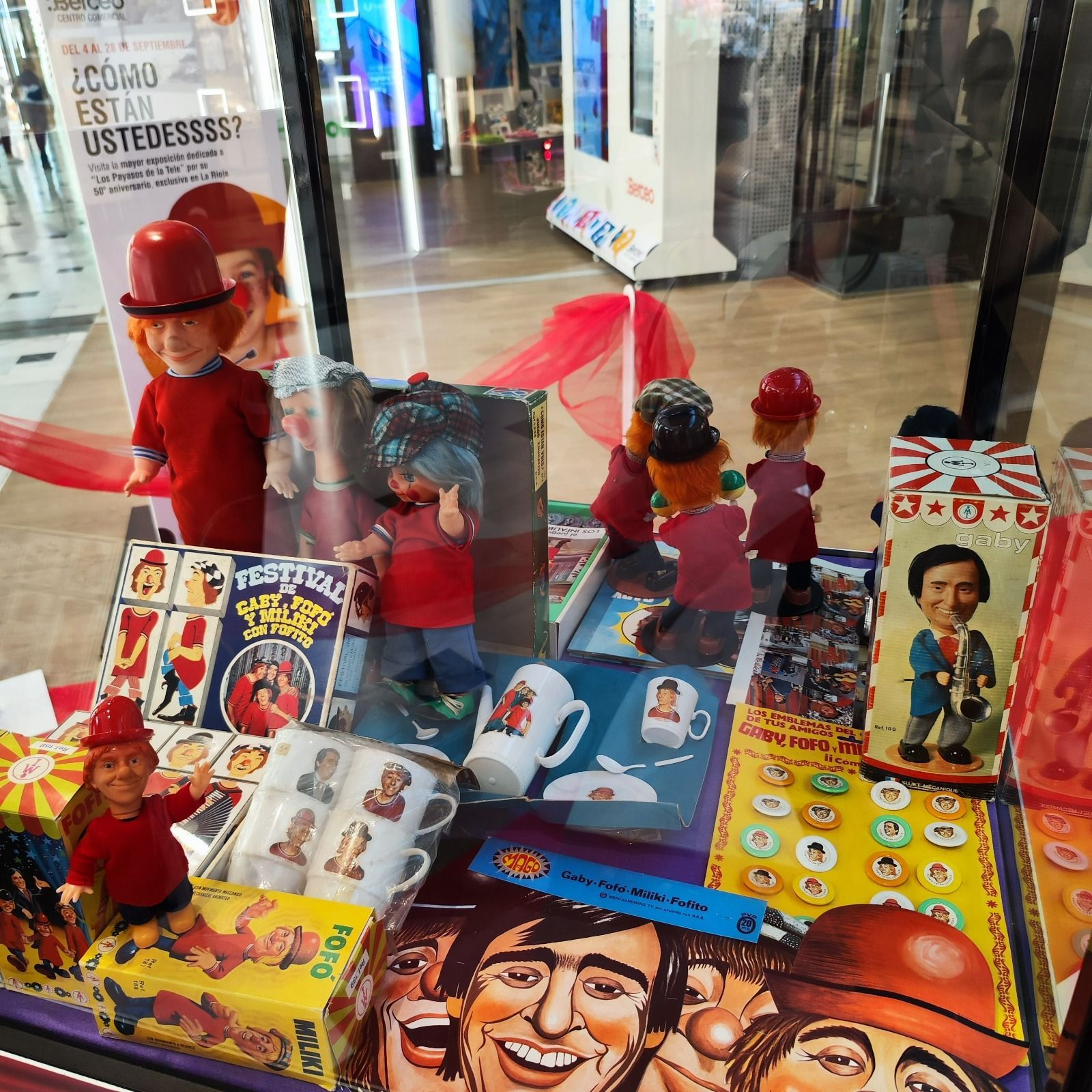 Una vitrina llena de una variedad de personajes de dibujos animados.