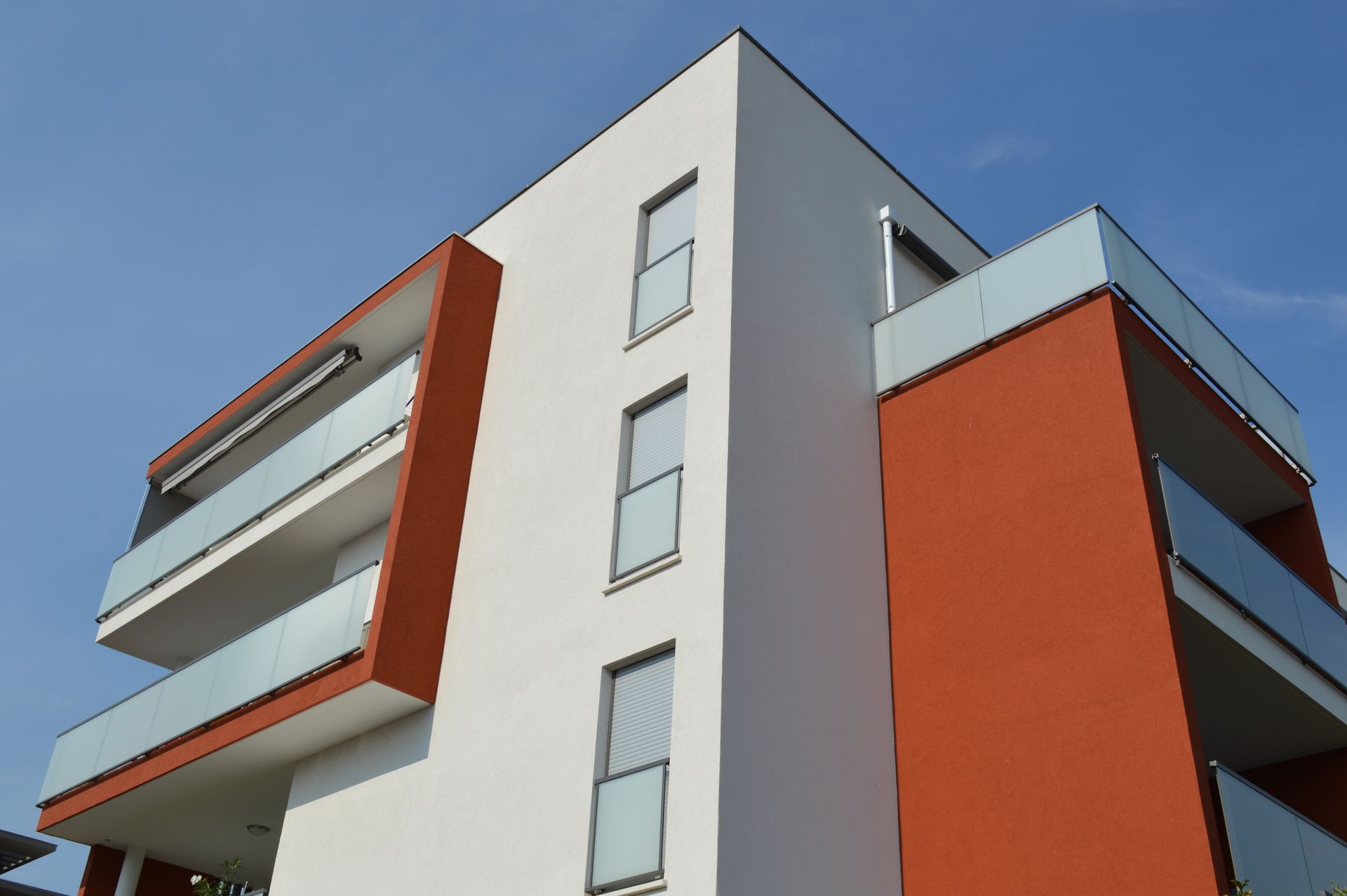 Façade blanche et orange d'un immeuble