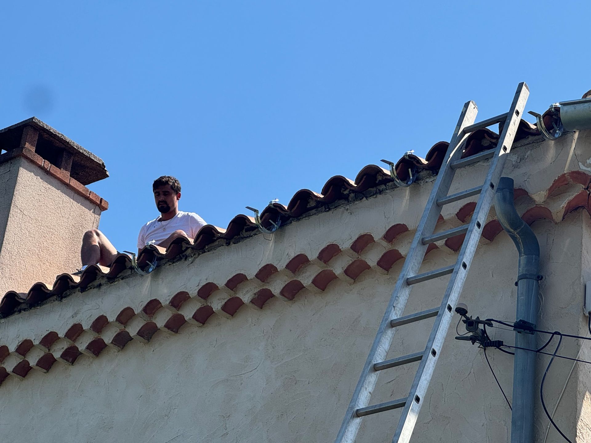 Artisan en haut d'un toit pour des réparations