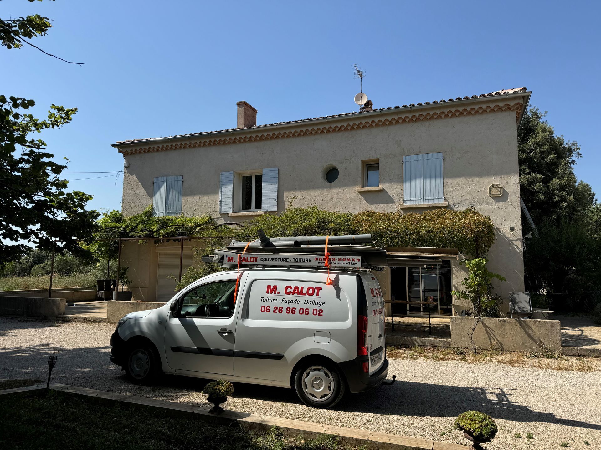 Rénovation de toiture avec camionnette de l'entreprise